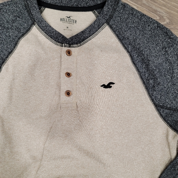 NWOT Mens Hollister Henley! - Picture 2 of 2